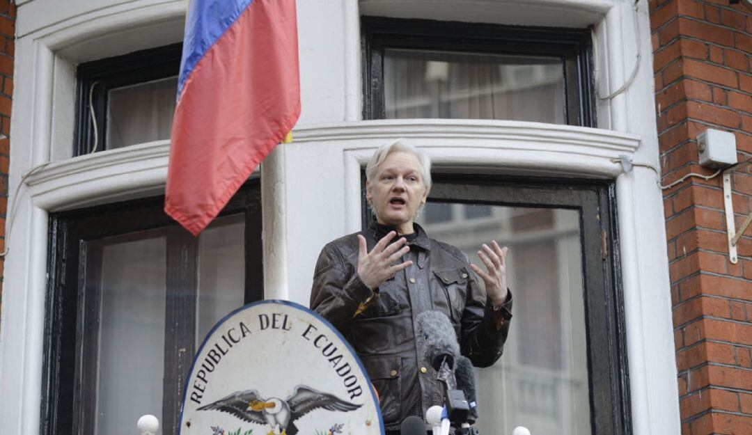 Julian Assange en el balcón de la Embajada ecuatoriana en Londres.