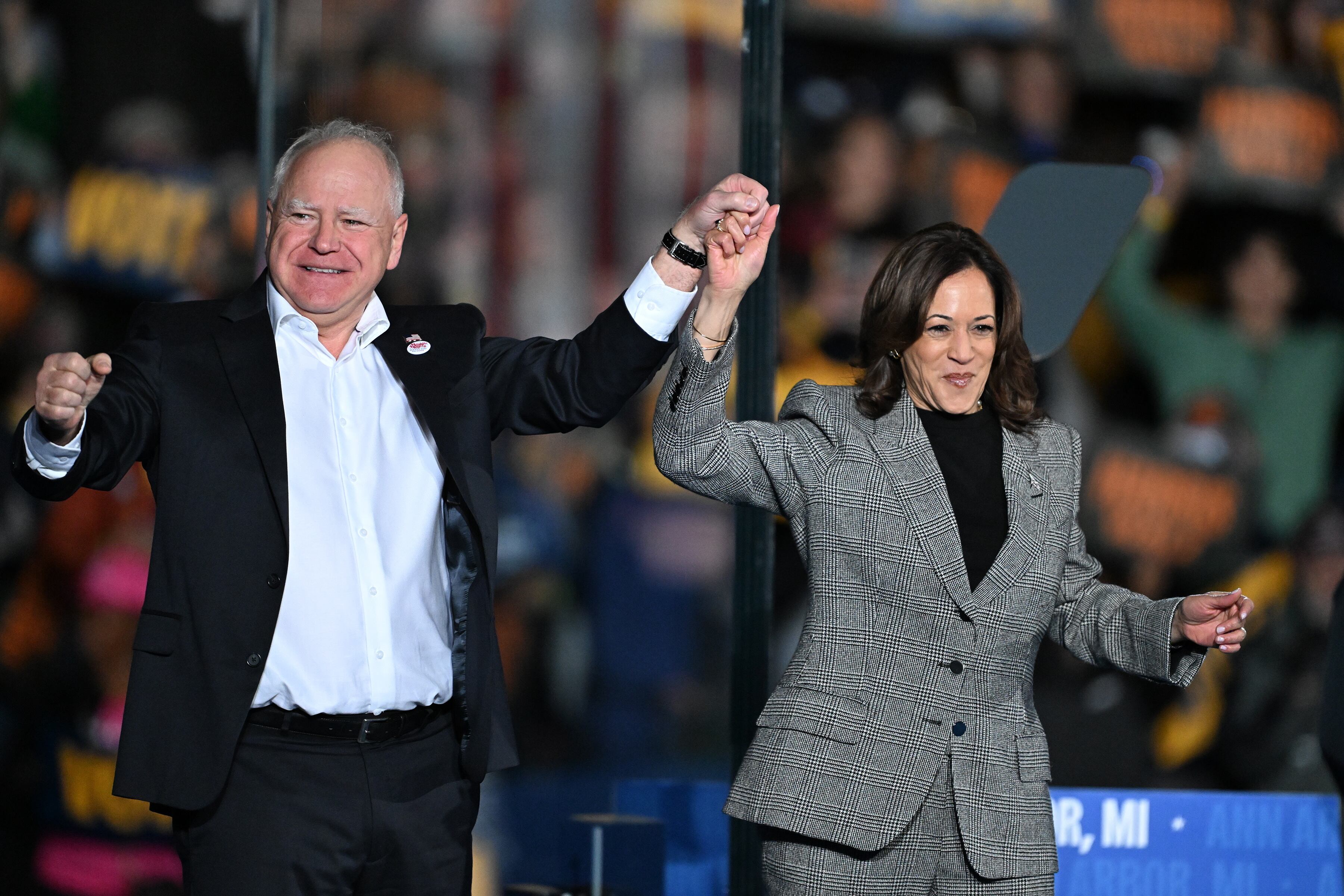 Ann Arbor (United States), 28/10/2024.- Minnesota Governor Tim Walz (L), running mate of US Vice President and Democratic presidential nominee Kamala Harris (R) thank the crowd at their campaign rally at Burns Park in Ann Arbor, Michigan, USA, 28 October 2024. Harris is running against former US president and Republican presidential nominee Donald Trump and the United States will hold its election on 05 November 2024. (Estados Unidos) EFE/EPA/LON HORWEDEL