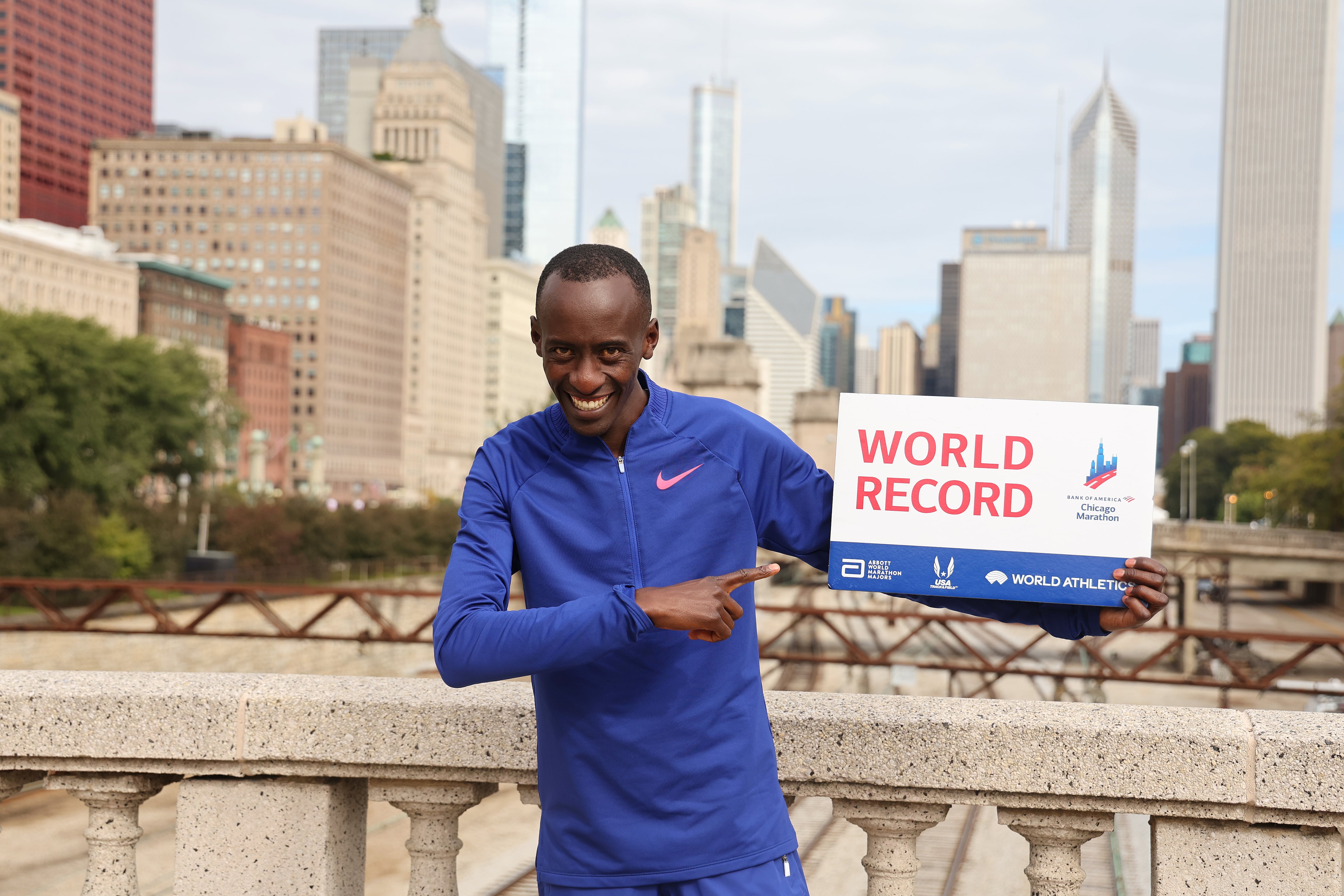 Kelvin Kiptum celebra con la placa de nuevo récord mundial. (Photo by Michael Reaves/Getty Images)