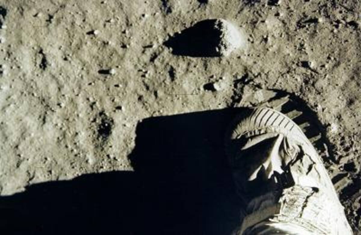 Se suponía que el terreno del Mar de la Tranquilidad de la Luna era prácticamente liso, pero en el momento del alunizaje la situación no se veía tan clara desde la cabina del módulo Eagle. Armstrong exploró el relieve con el fin de localizar un lugar seguro para descender. En el centro de control de la misión ya se estaban "poniendo azules" cuando por fin Armstrong anunció: "Encontré un buen punto".