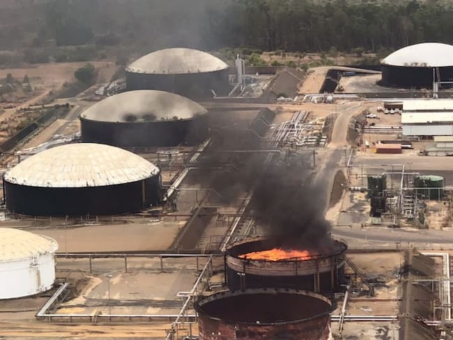 Tres tanques de almacenamiento de petróleo se incendian en Venezuela