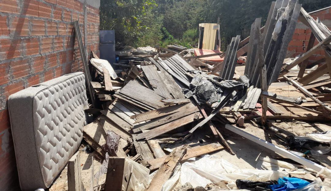 La casa derribada por los fuertes vientos en el barrio La Esmeralda.
