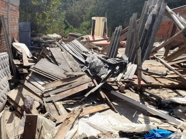 La casa derribada por los fuertes vientos en el barrio La Esmeralda.