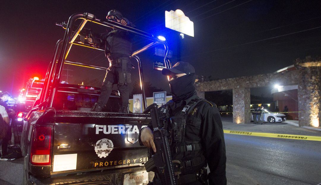 Agentes e la Policía resguardan el lugar de la investigación en Nuevo León