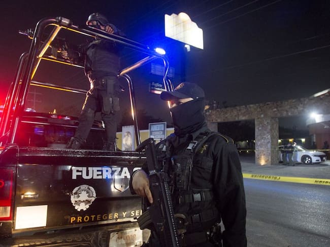 Agentes e la Policía resguardan el lugar de la investigación en Nuevo León