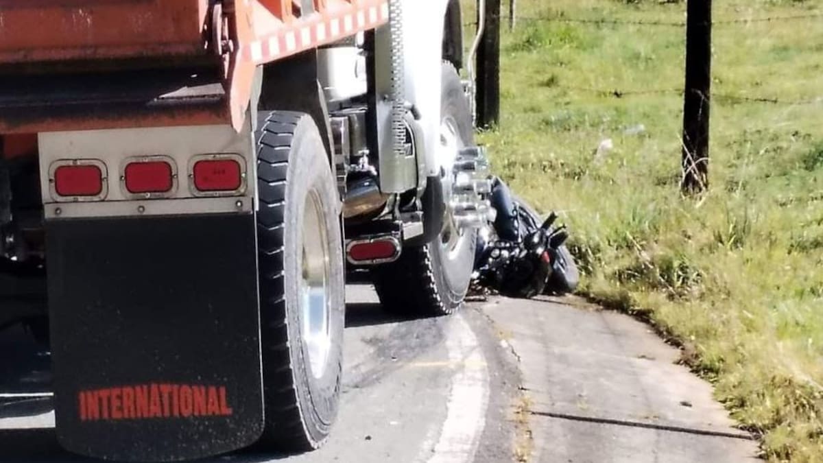 Dos pasajeros de una moto chocaron con una volqueta y el parrillero murió