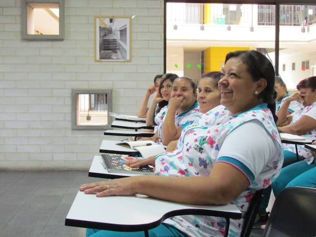 La Alcaldía de Medellín reconoce la labor de 2.500 mujeres dedicadas al cuidado de la primera infancia