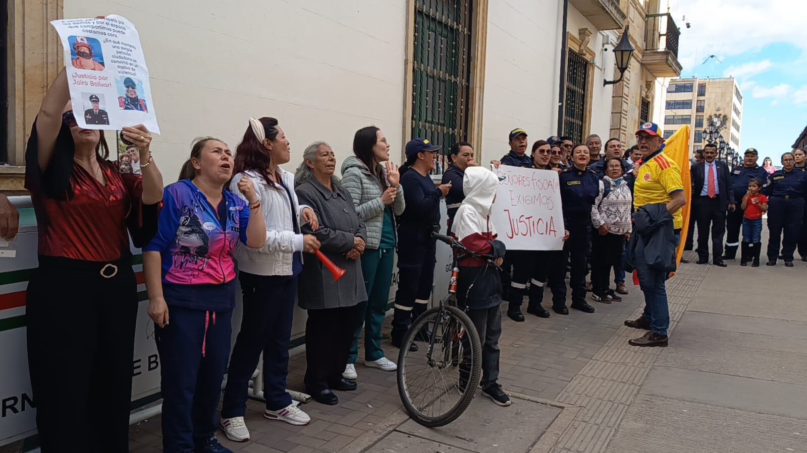 Familiares, amigos y compañeros de Jairo Humberto Bolívar pidieron justicia frente a la Fiscalía General de la Nación en Tunja / Foto: Caracol Radio.