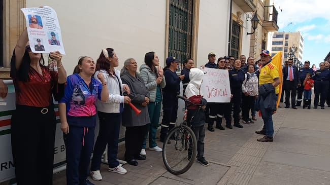 Familiares, amigos y compañeros de Jairo Humberto Bolívar pidieron justicia frente a la Fiscalía General de la Nación en Tunja / Foto: Caracol Radio.