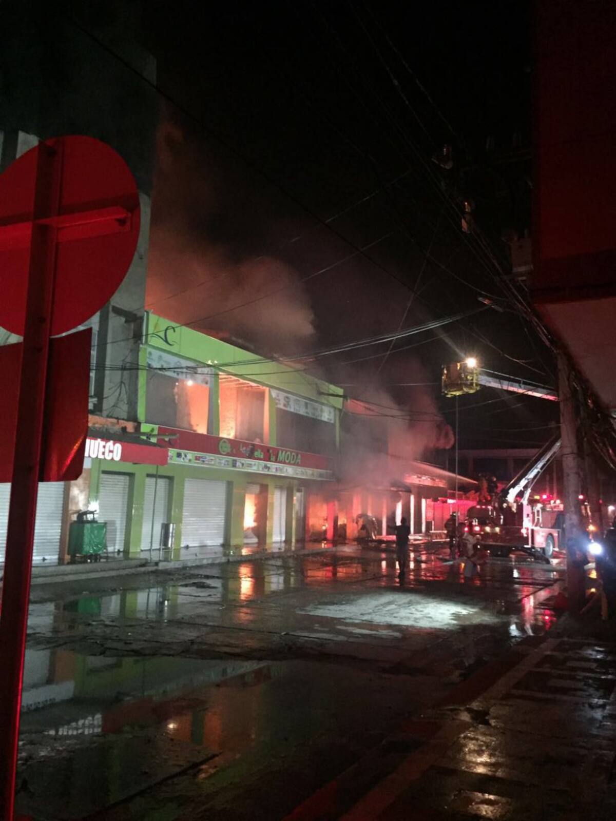 Por lo menos unas 200 personas han sido evacuadas de los edificios cercanos.