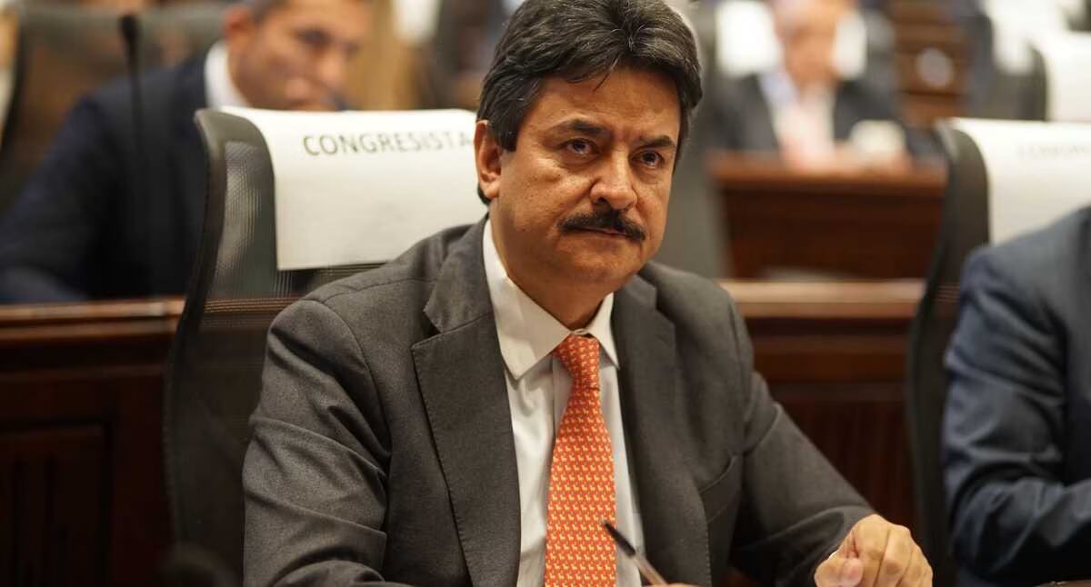 El senador insistió en la importancia de convocar a una gran mesa por la salud de los colombianos.