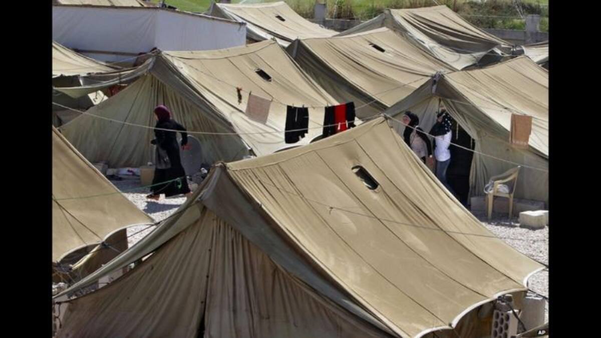 Al menos 700.000 personas se han desplazado hacia Líbano. El Alto Comisionado de las Naciones Unidas para los Refugiados (ACNUR) indicó que, en la actualidad, el desplazamiento de la población siria supera al de otras nacionalidades en el mundo.