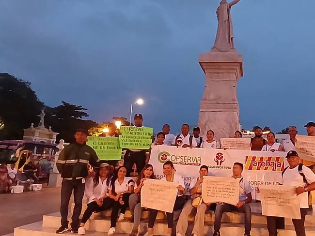 Trabajadores de Drogas La Rebaja realizaron plantón en el centro histórico de Cartagena