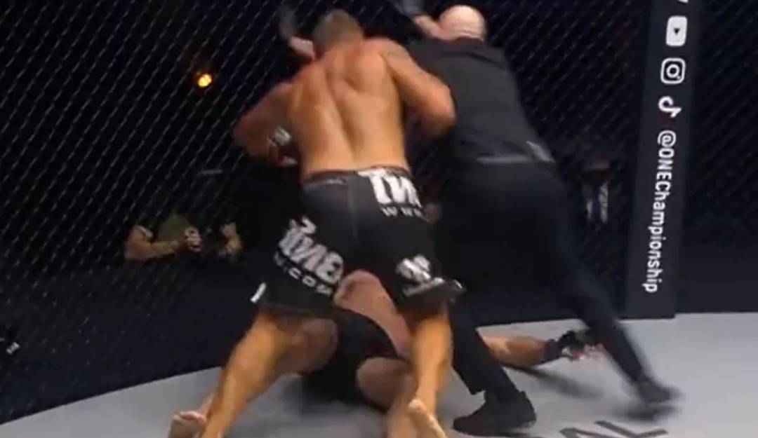 Luchador mandó con un solo golpe a su contrincante a la lona - Captura de video 