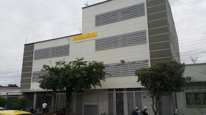 Usuarios de la Nueva EPS hacen largas filas en la farmacia Discolmets de Neiva, denunciando demoras y fallas en el sistema que han interrumpido la entrega de medicamentos.