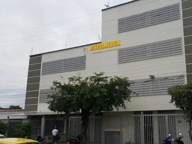 Usuarios de la Nueva EPS hacen largas filas en la farmacia Discolmets de Neiva, denunciando demoras y fallas en el sistema que han interrumpido la entrega de medicamentos.
