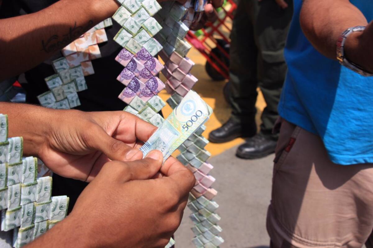 Los venezolanos realizan artesanías con los billetes de su país. 