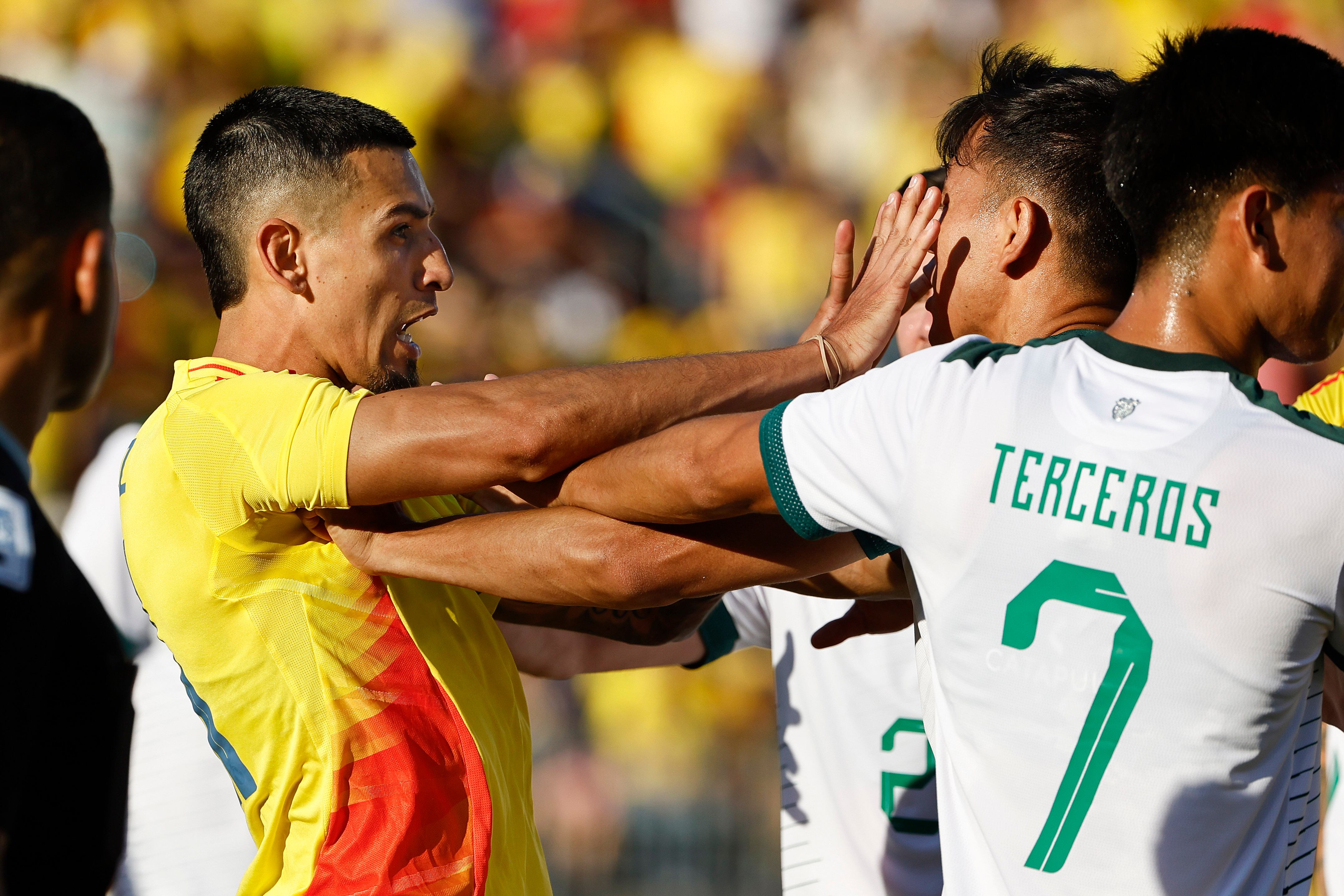 Daniel Muñoz durante su enfrentamiento con los jugadores de Bolivia.(Photo By Winslow Townson/Getty Images)