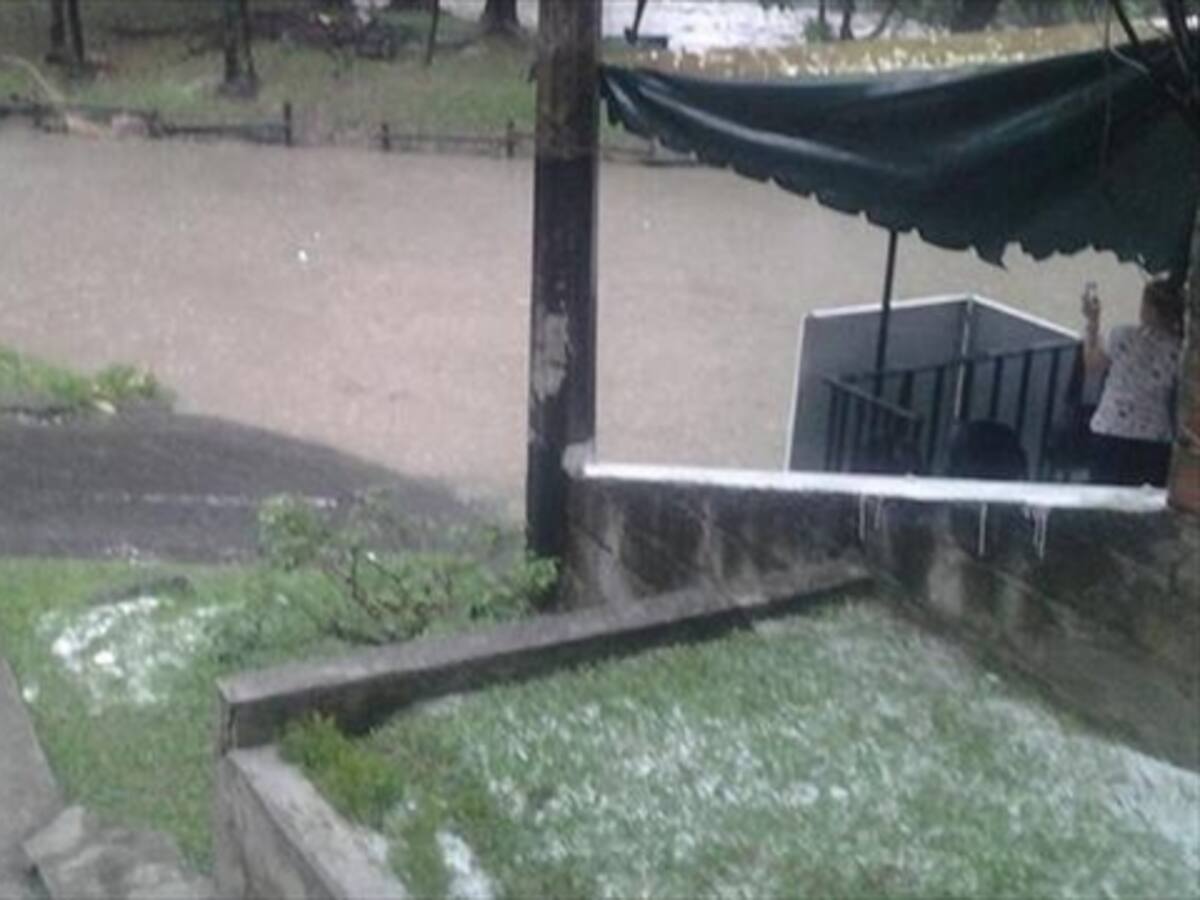 Aguacero y granizada dejan casas destechadas y vías inundadas en Medellín