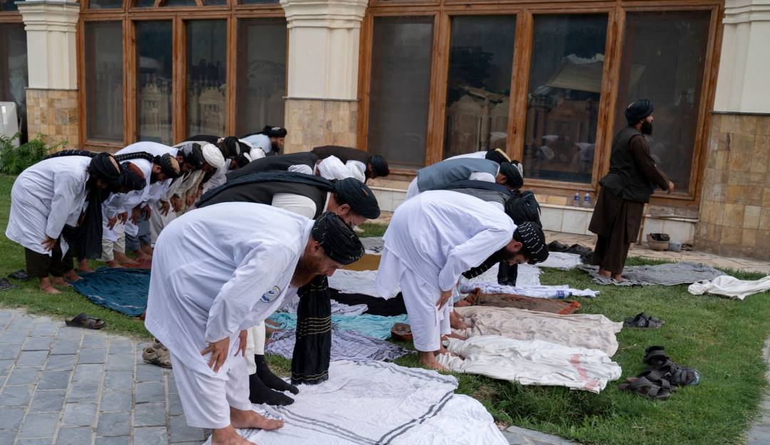 Talibanes orando en Afganistán.             Foto: Getty 