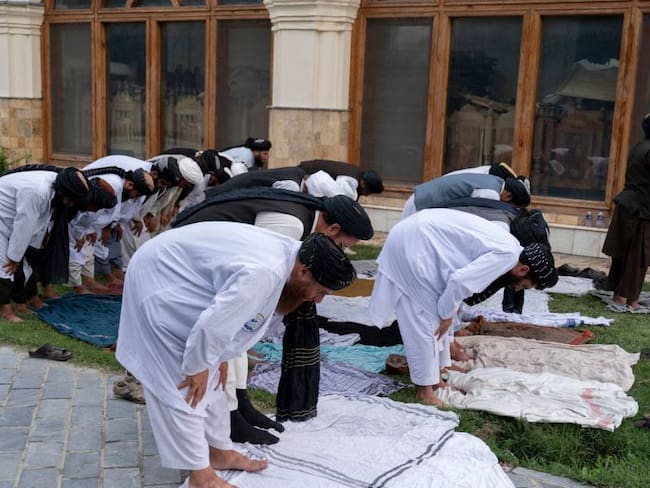 Talibanes orando en Afganistán.             Foto: Getty 