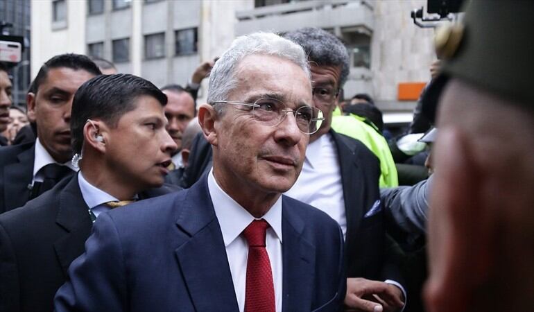 ¿Qué organismo debe juzgar a Álvaro Uribe tras su renuncia al Senado?. Foto: Colprensa / DIEGO PINEDA