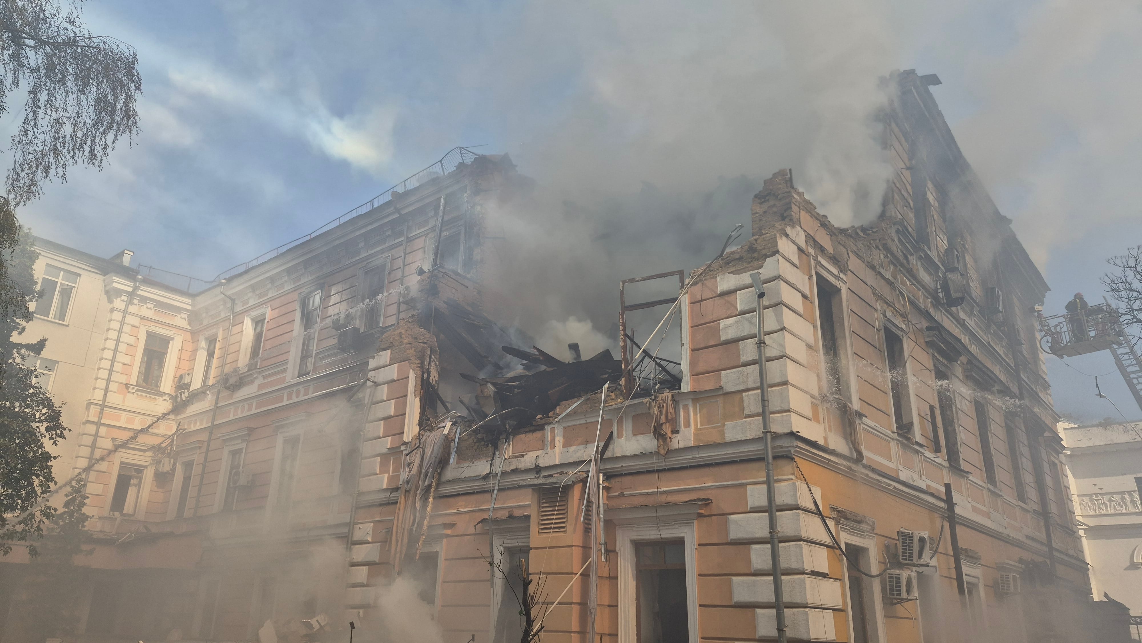 KYIV, UKRAINE - SEPTEMBER 28: Smoke rises from the building of the National Academy of Sciences of Ukraine partially destroyed by a Russian drone on September 28, 2026 in Kyiv, Ukraine. Imagen tomada de Getty Imagenes (Crédito: Global Images Ukraine / Colaborador)