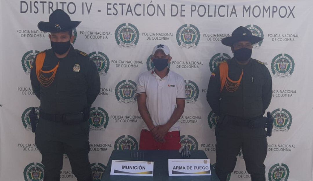 Las autoridades le encontraron en la pretina del pantalón un revólver calibre 38, con cinco cartuchos para el mismo