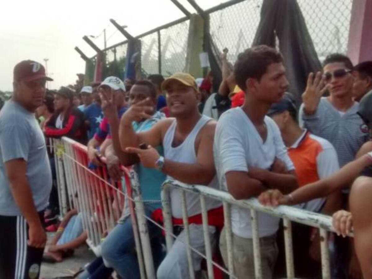 Los hinchas durmieron en el estadio
