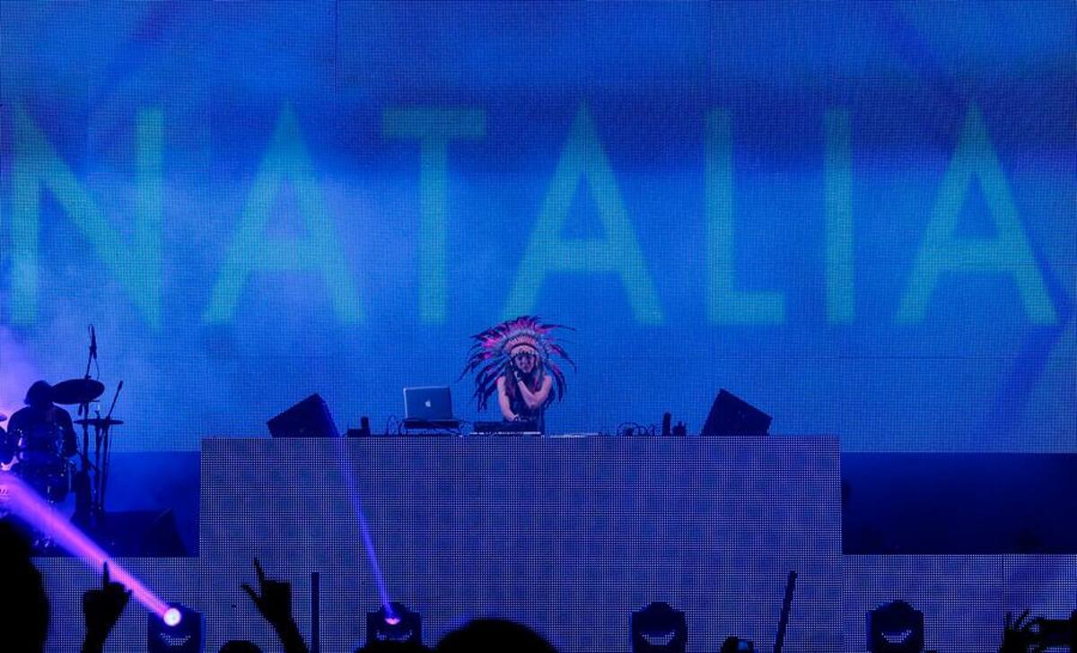 Natalia París fue la encargada de comenzar la fiesta en el Castillo Marroquín donde se presentó también Paris Hilton.
