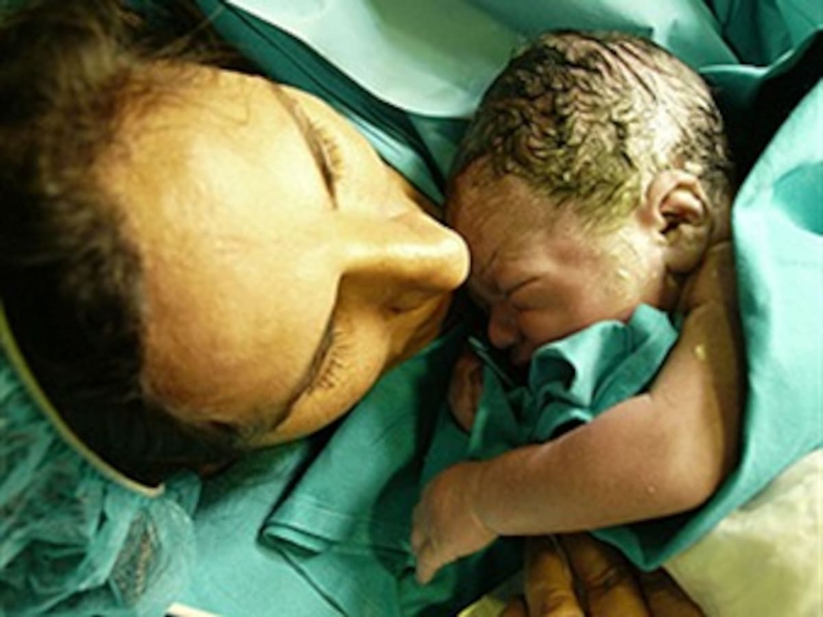 Nace en España el primer 'bebé medicamento' y ayuda a curar a su hermano