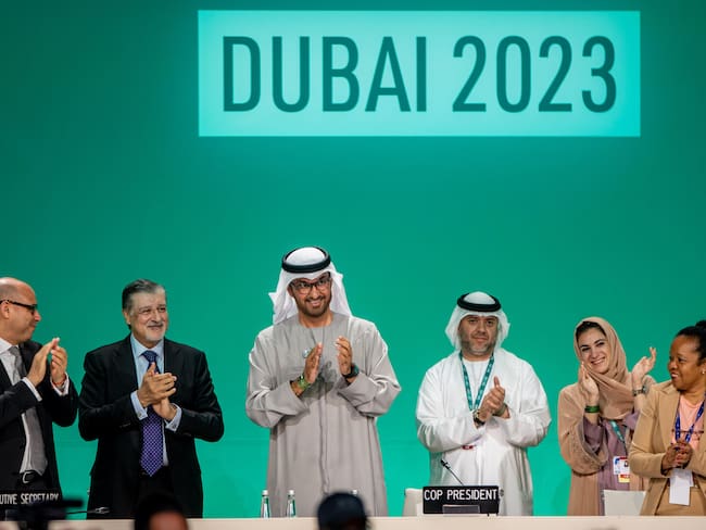 Dubai (United Arab Emirates), 13/12/2023.- President of COP28 and UAE&#039;s Minister for Industry and Advanced Technology Dr. Sultan Ahmed Al Jaber (C) during a plenary session at the 2023 United Nations Climate Change Conference (COP28), in Dubai, United Arab Emirates, 13 December 2023. The 2023 United Nations Climate Change Conference (COP28), runs from 30 November to 12 December, and is expected to host one of the largest number of participants in the annual global climate conference as over 70,000 estimated attendees, including the member states of the UN Framework Convention on Climate Change (UNFCCC), business leaders, young people, climate scientists, Indigenous Peoples and other relevant stakeholders will attend. (Emiratos Árabes Unidos) EFE/EPA/MARTIN DIVISEK
