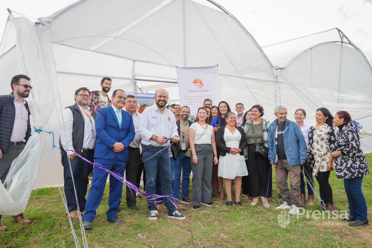El acto de entrega del invernadero se realizó este jueves 18 de junio, en cabeza del alcalde de Paipa Germán Camacho y directivos de Transforma / Foto: Prensa Alcaldía de Paipa.