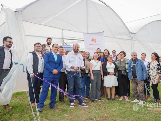El acto de entrega del invernadero se realizó este jueves 18 de junio, en cabeza del alcalde de Paipa Germán Camacho y directivos de Transforma / Foto: Prensa Alcaldía de Paipa.