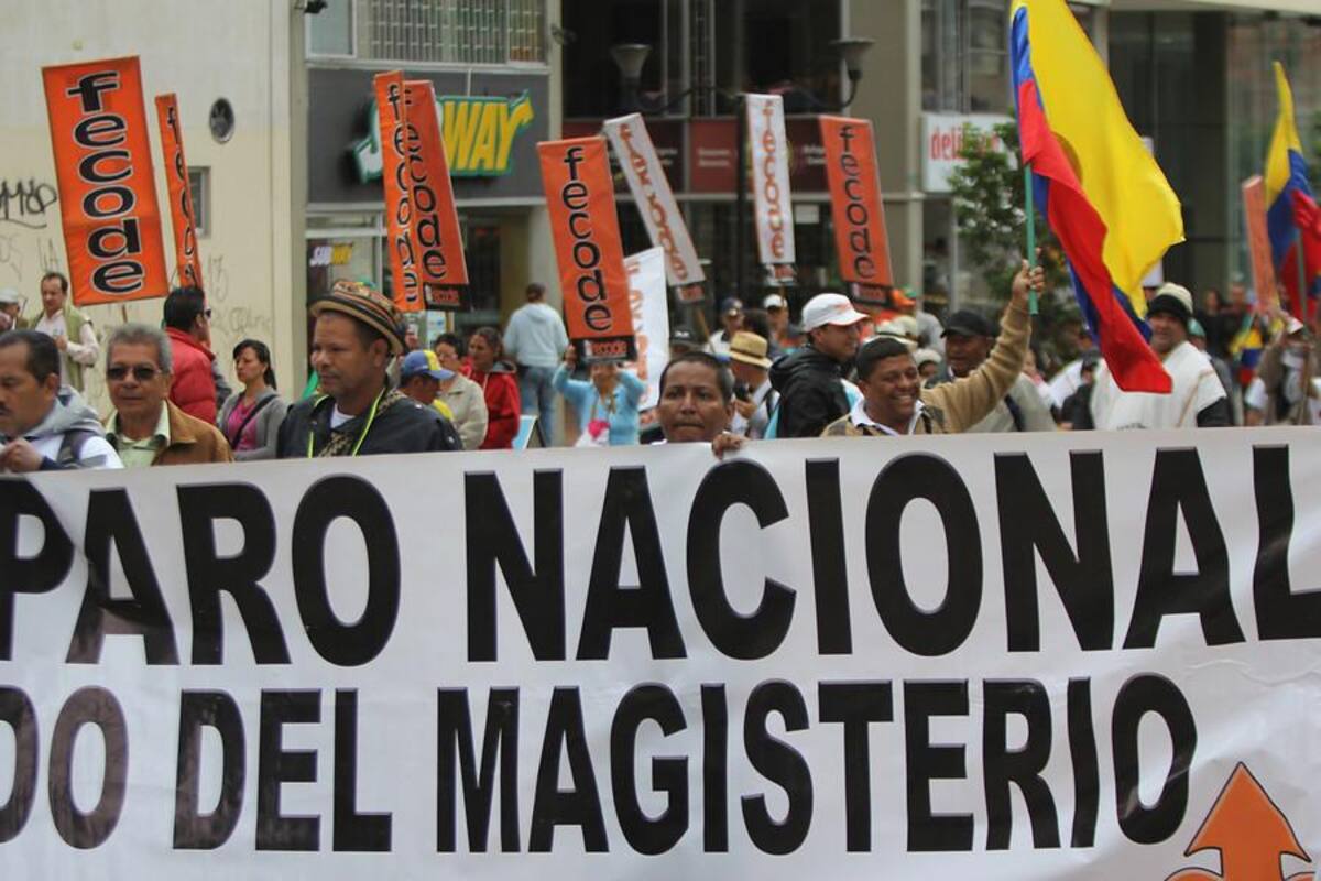 50.000 educadores de todas las regiones del país se dirigen al Ministerio de Educación, ubicado en la capital colombiana, apara manifestar su preocupación frente al acuerdo al que llegó el Gobierno con Fecode.