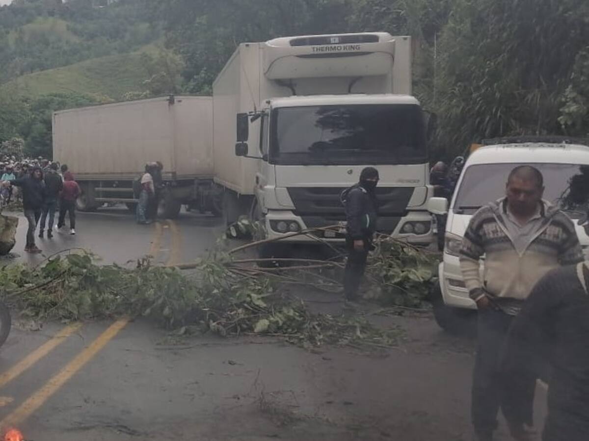 Comunidades indígenas y educativas bloquean la vía Panamericana en Cauca