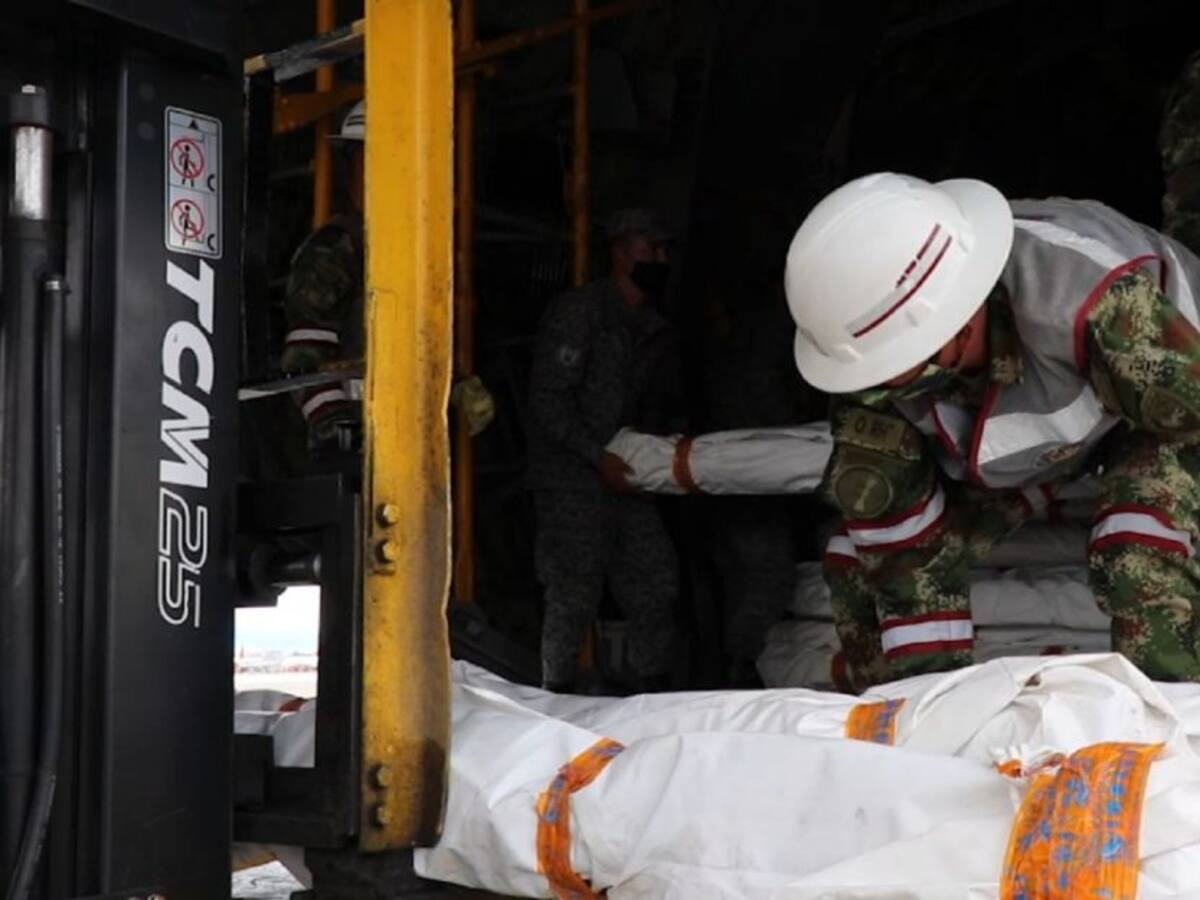 Fuerza Aérea del Perú entrega ayudas por emergencia de San Andrés