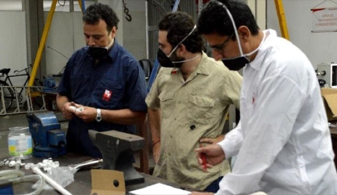 Profesores Orlando Paz (derecha), Jorge Lopera (centro) y técnico Vladimir Boada (izquierda) trabajando en el armado del lavamanos portatil