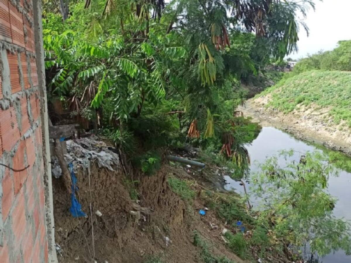 Tenemos el arroyo en la puerta del patio: afectados con casas en riesgo