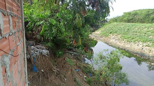 Viviendas en riesgo de colapso por el arroyo León