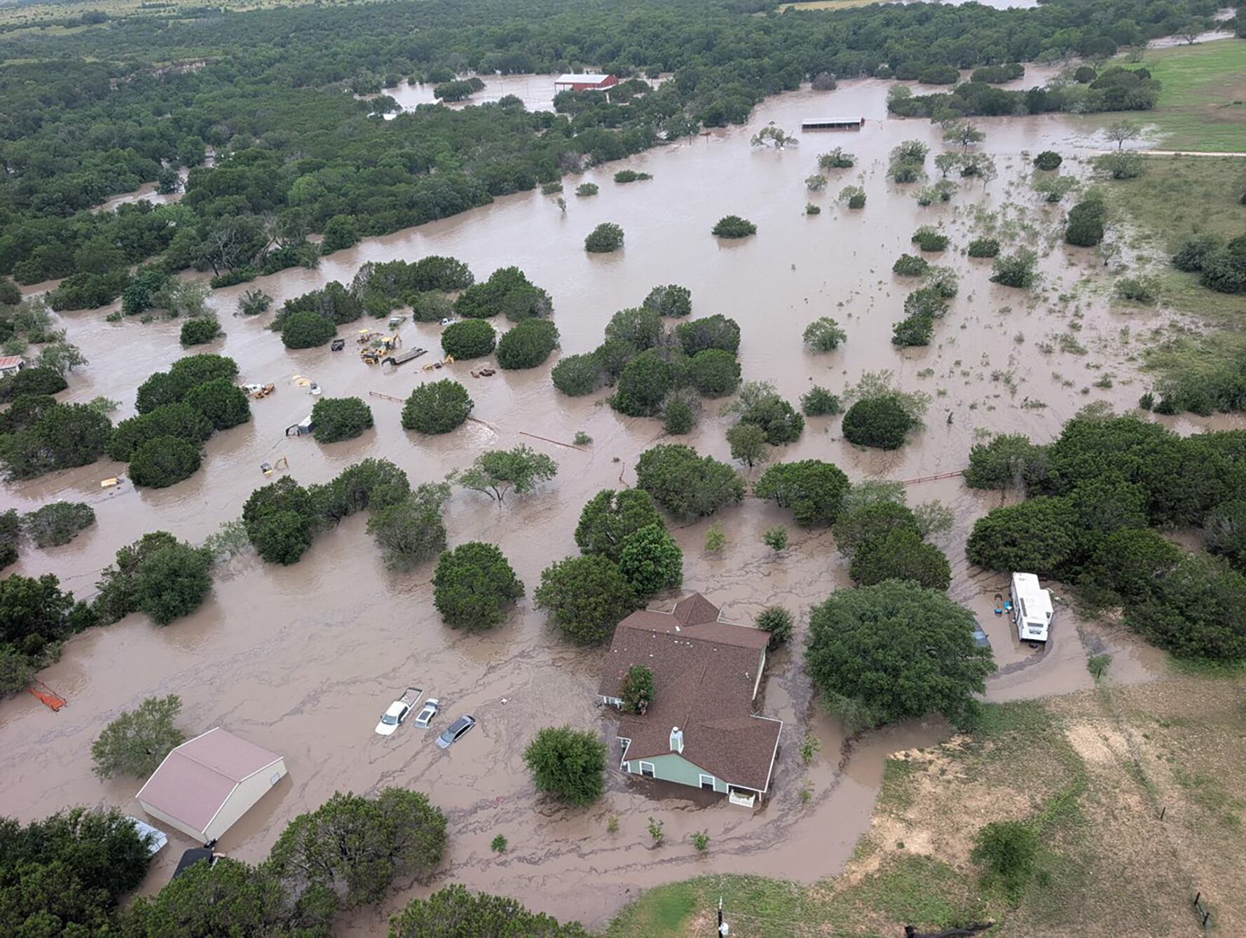 AME894. KERRVILLE (ESTADOS UNIDOS), 05/07/2025.- Fotografía cedida por la Guardia Costera de los Estados Unidos que muestra una inundación este sábado, en el área de Kerrville, Texas (EE.UU.). El número de fallecidos confirmados en el centro-sur de Texas a causa de las graves inundaciones que afectan a la zona aumentó este sábado a 27, según informaron autoridades locales, que añadieron que aún no se ha localizado a las más de 20 niñas que estaban alojadas en un campamento de verano y que se desconoce el número total de desaparecidos. EFE/Guardia Costera de los Estados Unidos /SOLO USO EDITORIAL NO VENTAS/SOLO DISPONIBLE PARA ILUSTRAR LA NOTICIA QUE ACOMPAÑA (CRÉDITO OBLIGATORIO)