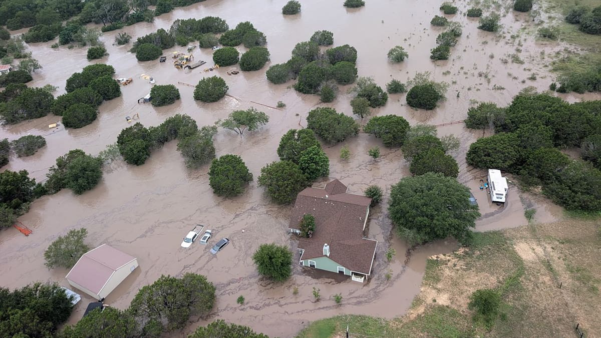 Intensa búsqueda de 27 niñas desaparecidas por inundaciones en Texas