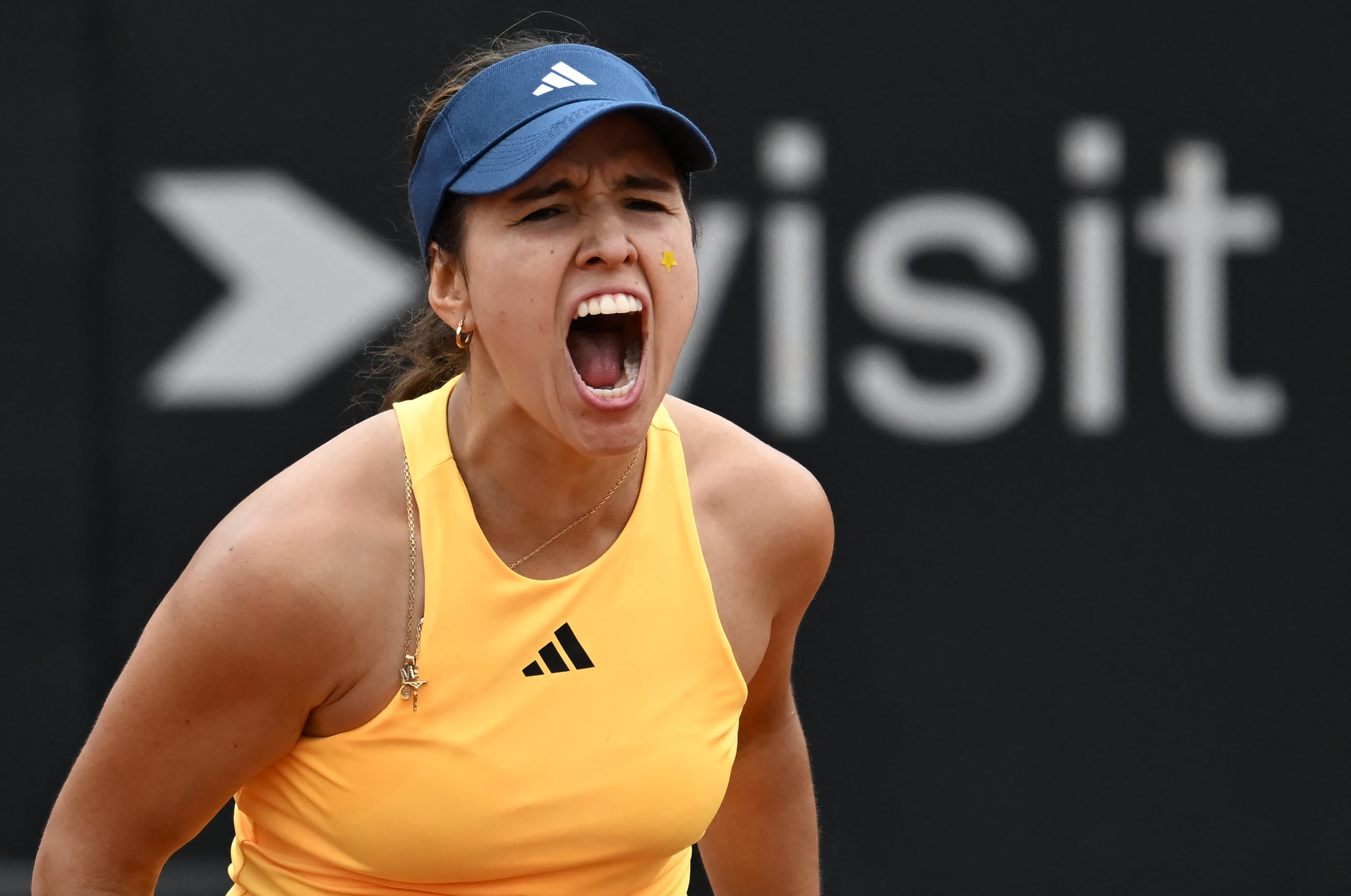 María Camila Osorio celebra durante el juego por el tercer punto de la serie ante Francia. (Photo by RAUL ARBOLEDA/AFP via Getty Images)