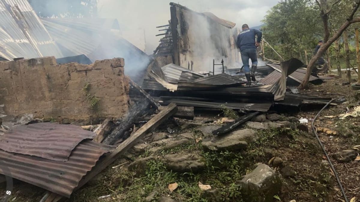 Un incendio estructural dejó un adulto mayor lesionado y una casa en pérdida total en Caldas