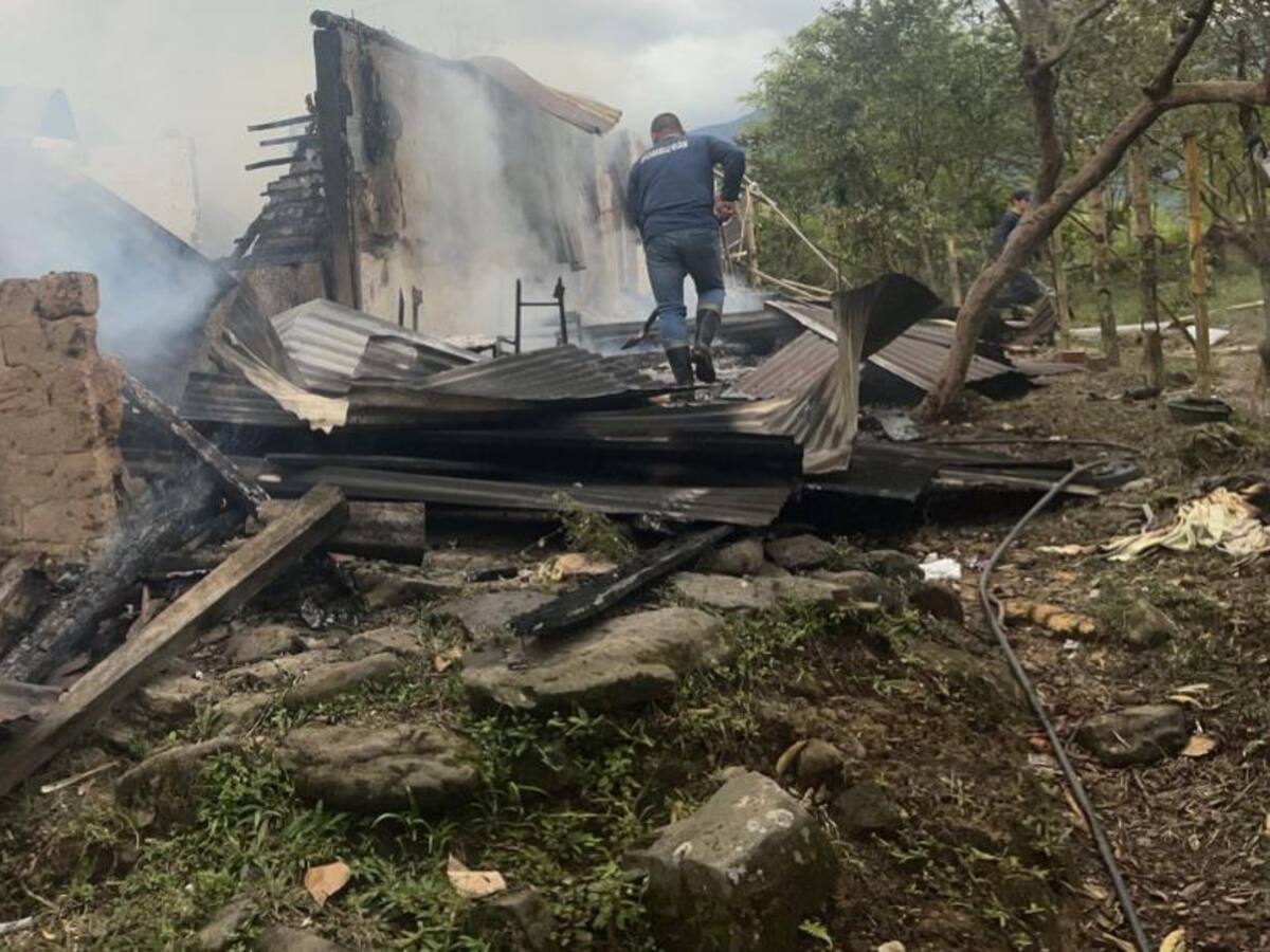 Un incendio estructural dejó un adulto mayor lesionado y una casa en pérdida total en Caldas