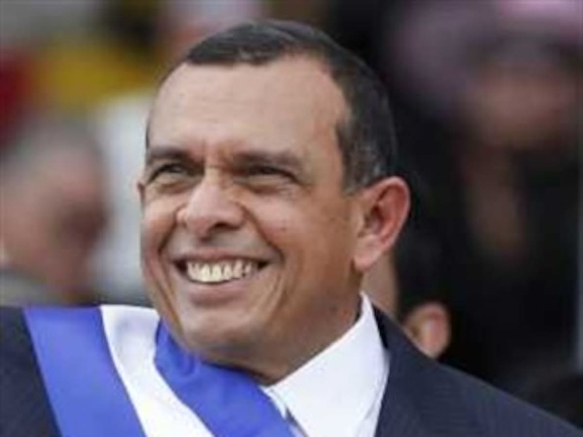 Como "penoso incidente" califica presidente de Honduras fiesta en embajada en Bogotá