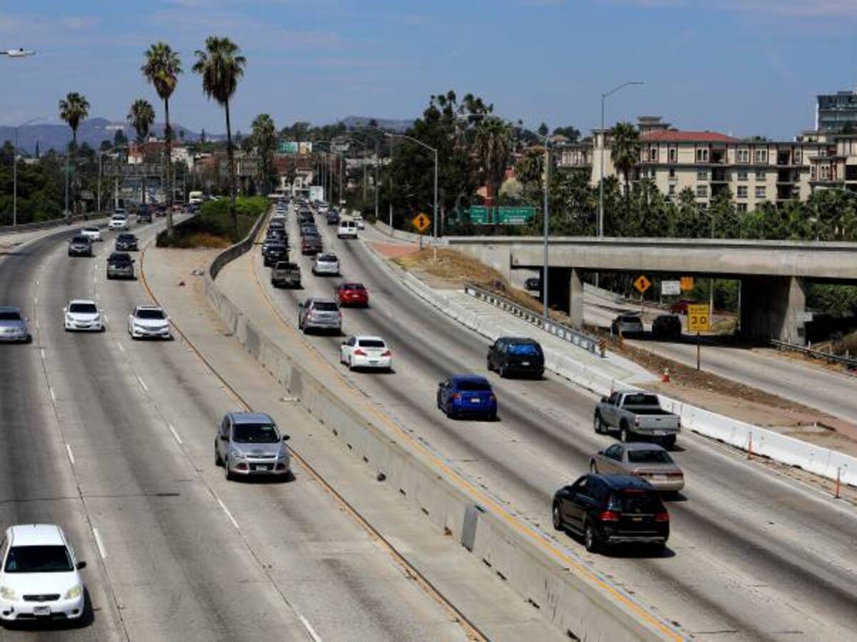 Niño provoca la muerte de una mujer al lanzarse de un puente