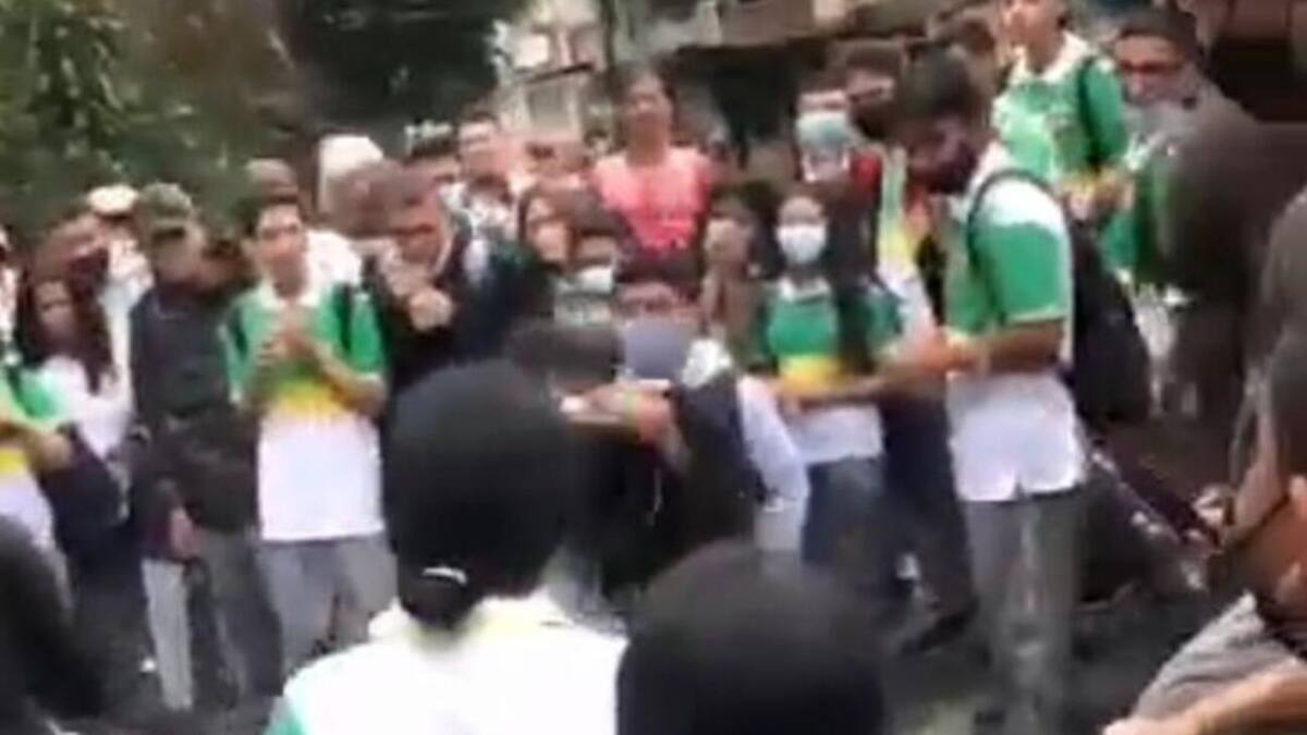 Alerta en Pereira por riñas entre estudiantes a las afueras de los colegios