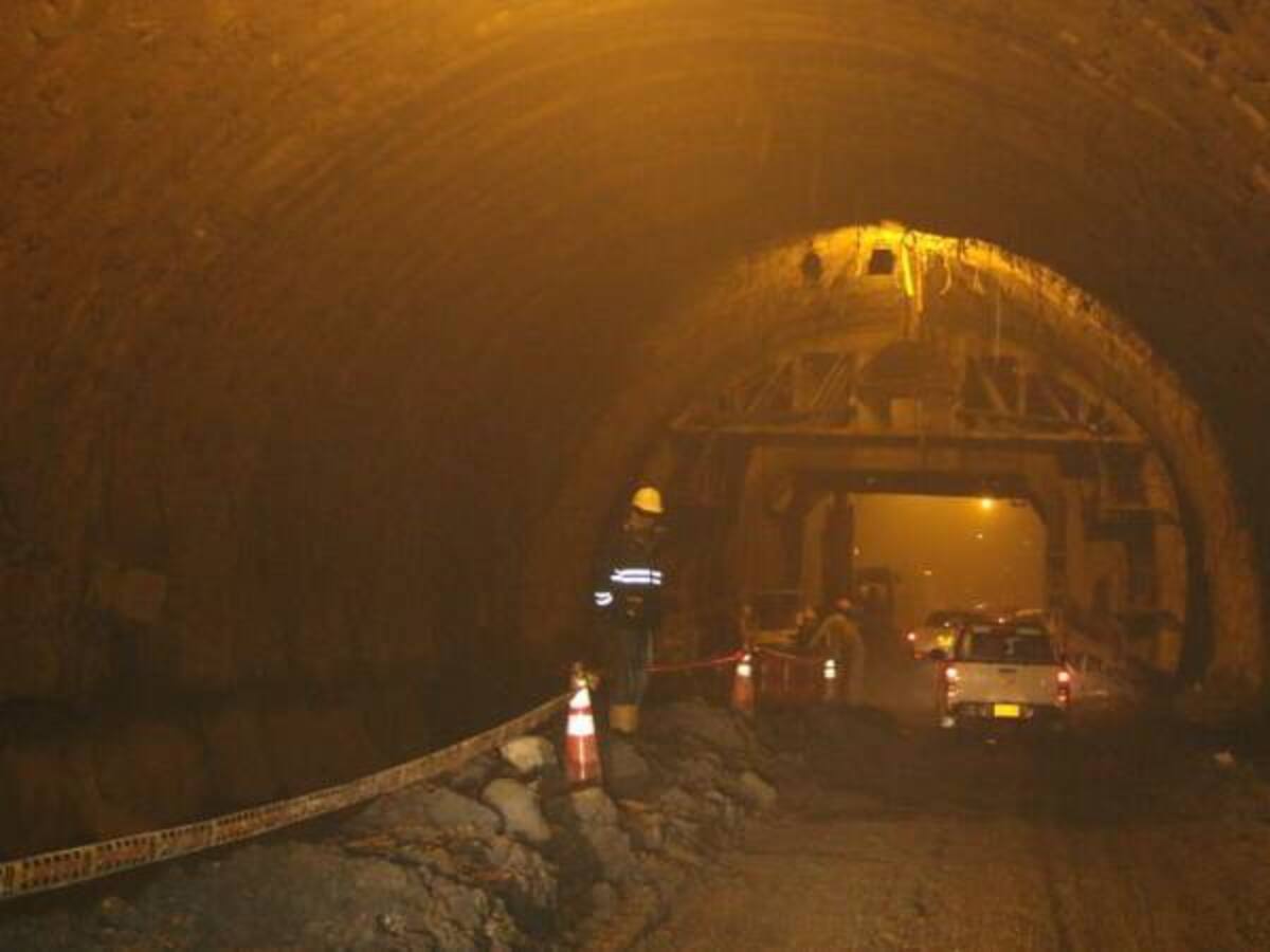 El Túnel de la línea no estará totalmente terminado en el gobierno del presidente Santos: ministro de transporte