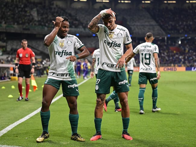 BELO HORIZONTE, BRAZIL - DECEMBER 06: Endrick (L) and Richard Rios (R) of Palmeiras celebrate with his teammates after scoring the team&#039;s first goal during the match between Cruzeiro and Palmeiras as part of Brasileirao 2023 at Mineirao Stadium on December 06, 2023 in Belo Horizonte, Brazil. (Photo by Pedro Vilela/Getty Images)